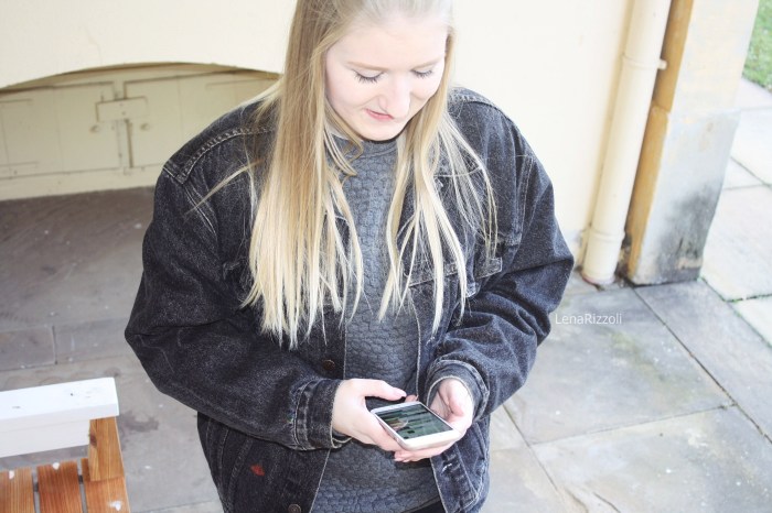 LenaRizzoli am Handy